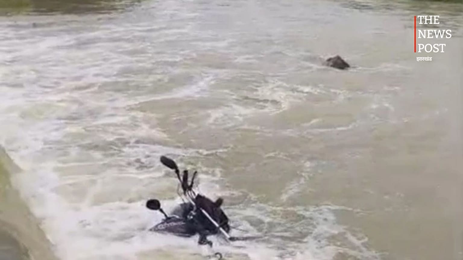 भोजपुर में बाढ़ का कहर: तेज धार में बहे बाइक समेत 3 युवक, 2 की तलाश जारी