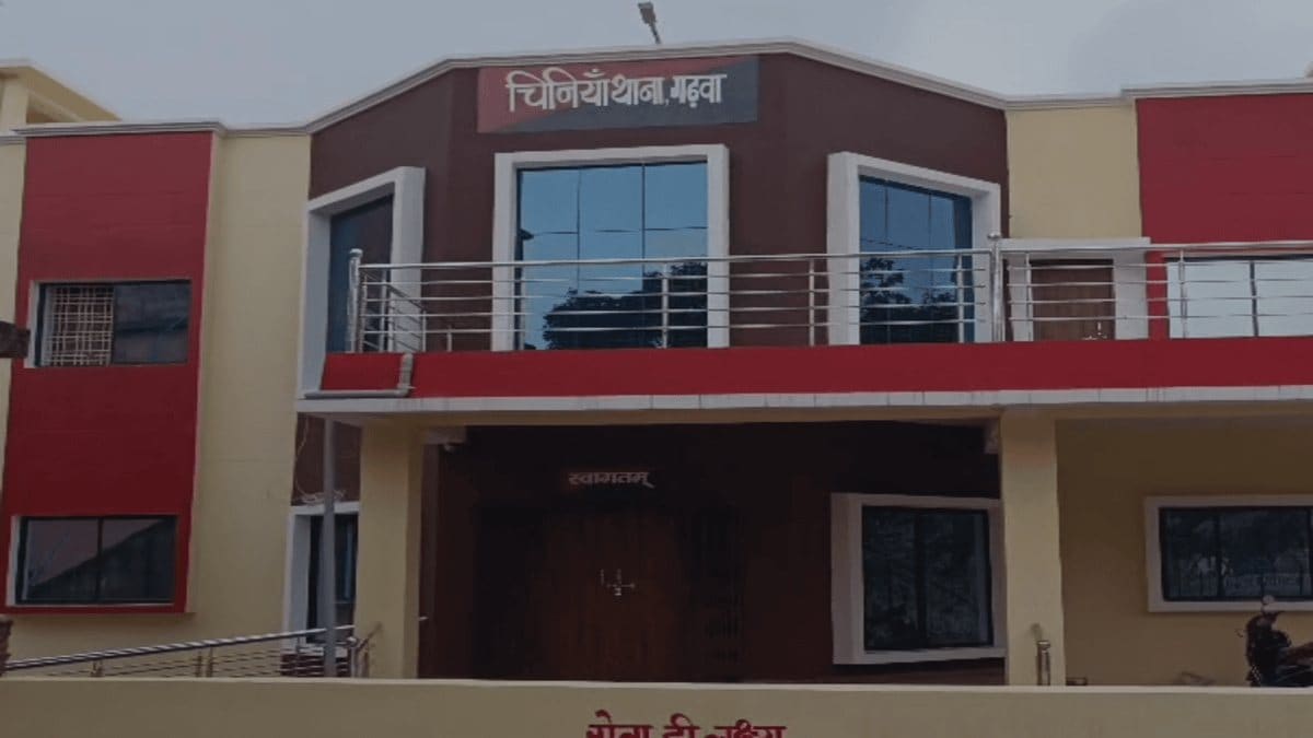गढ़वा में हथियार के साथ दो युवक गिरफ्तार, देसी कट्टा और जिंदा गोली भी बरामद