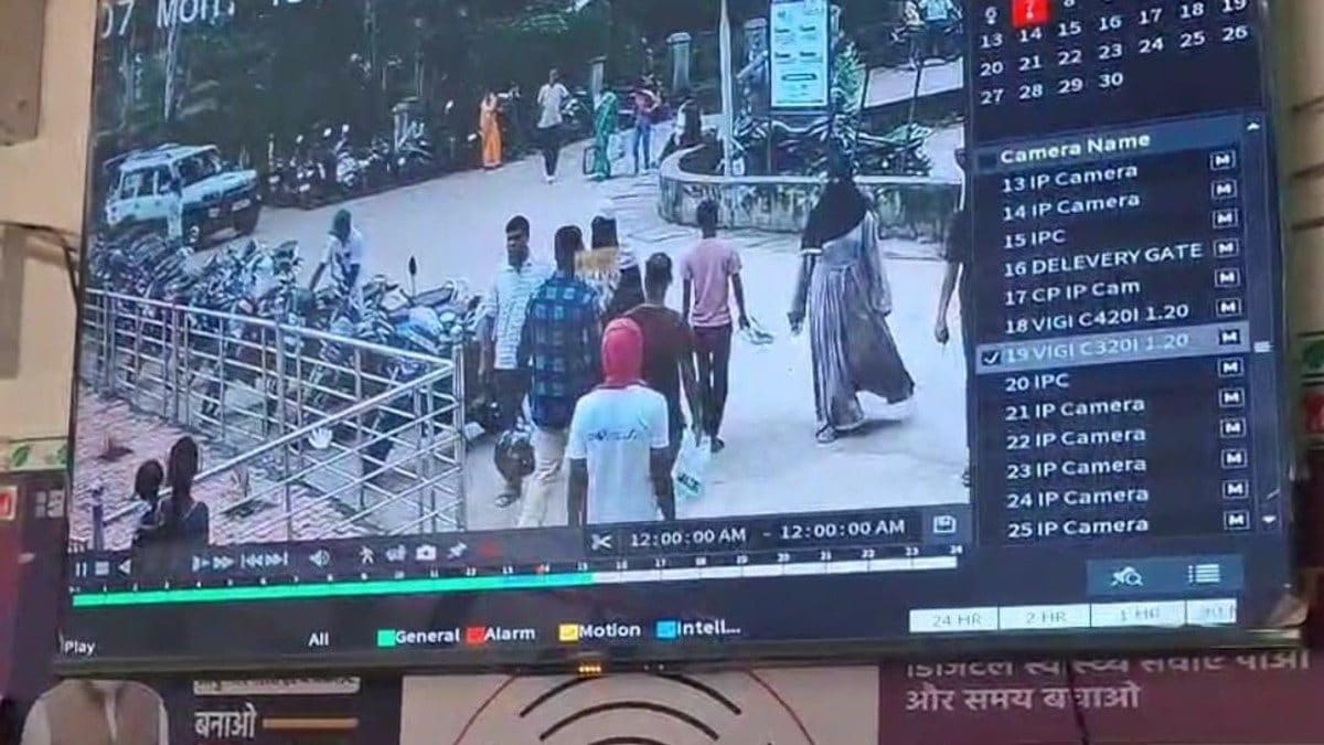 गढ़वा: बेटी का इलाज कराने पहुंचे पुलिस जवान के साथ हो गया खेल, बाइक लेकर रफूचक्कर हुए चोर,घटना CCTV में क़ैद