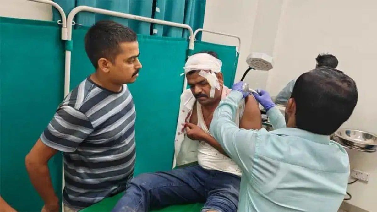 अब खाकी भी नहीं रही सुरक्षित! प्रेम प्रसंग को लेकर चतरा में पुलिस पर हुआ पथराव, थाना प्रभारी समेत कई जवान घायल