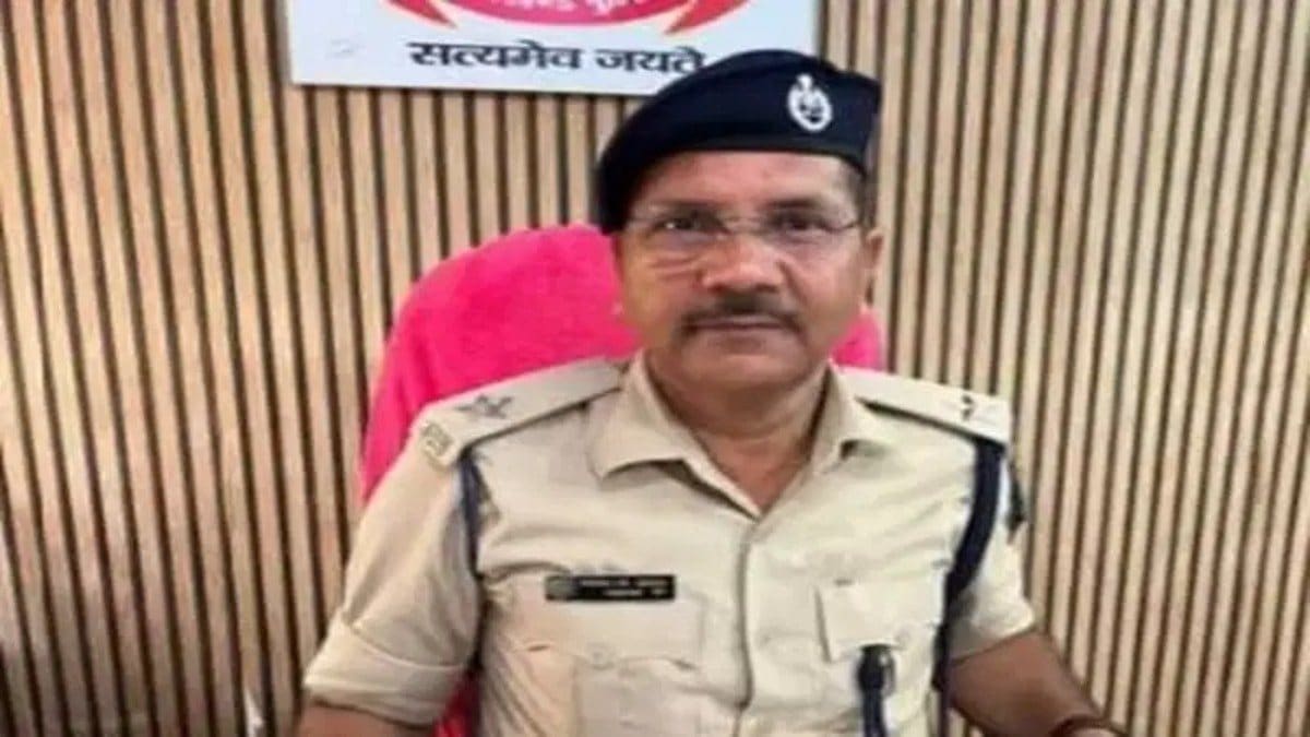 गिरिडीह: नगर थाना में युवक की पिटाई का वीडियो वायरल, थाना प्रभारी पर गिरी गाज, लाइन क्लोज