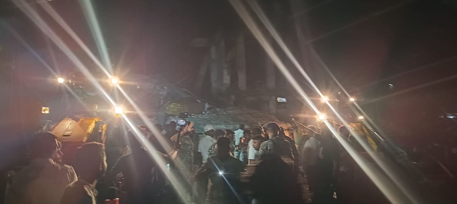रांची में बड़ा हादसा,पुरानी पानी टंकी गिरी,मलबे में दबे मजदूर,एक शव निकला बाहर