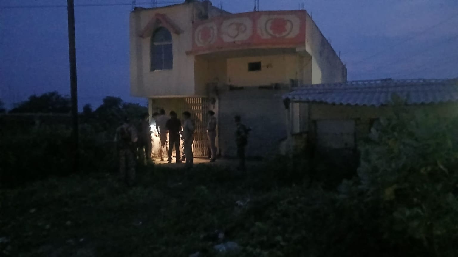 कोलकाता STF को भनक, दुमका पुलिस बेखबर! हंसडीहा में चल रही थी अवैध मिनी गन फैक्ट्री, छापेमारी में खुली सुरक्षा तंत्र की पोल