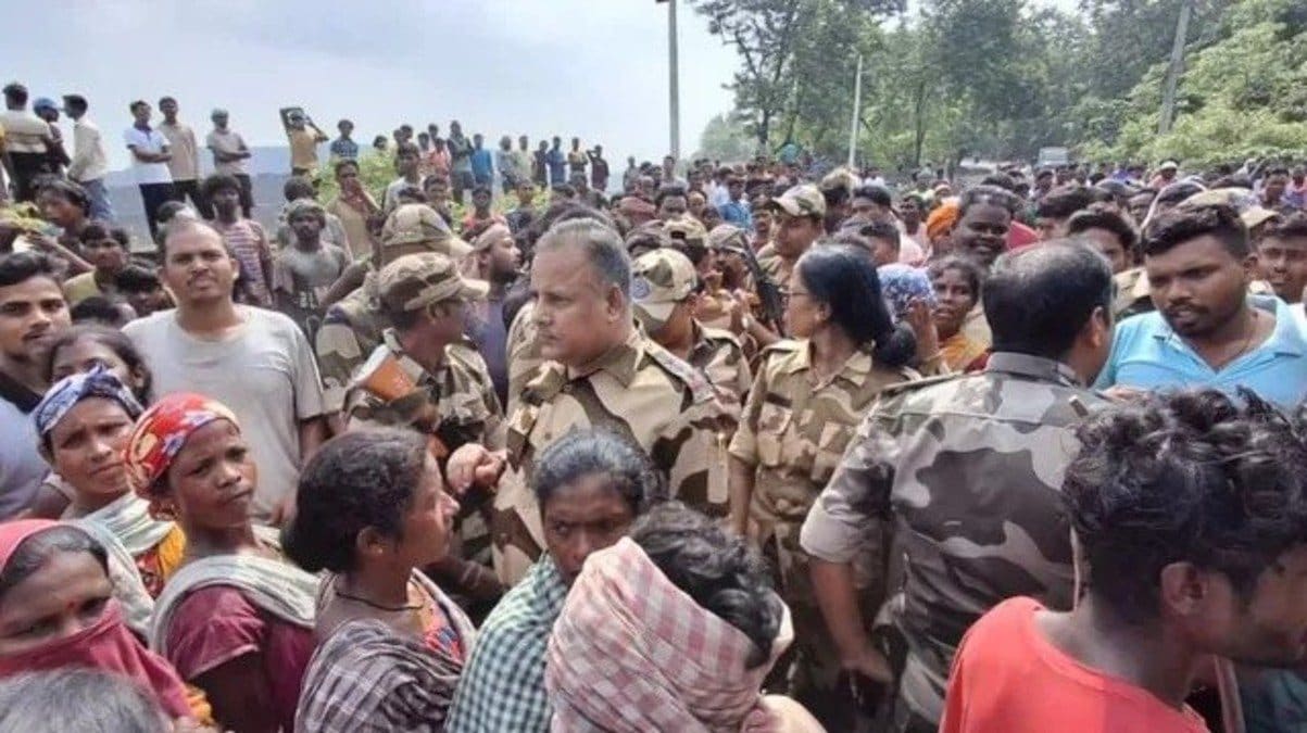 निरसा में भारी बवाल: ग्रामीणों ने सुरक्षा टीम को ही बना लिया बंधक, बुजुर्ग महिला को पीटना पड़ा भारी