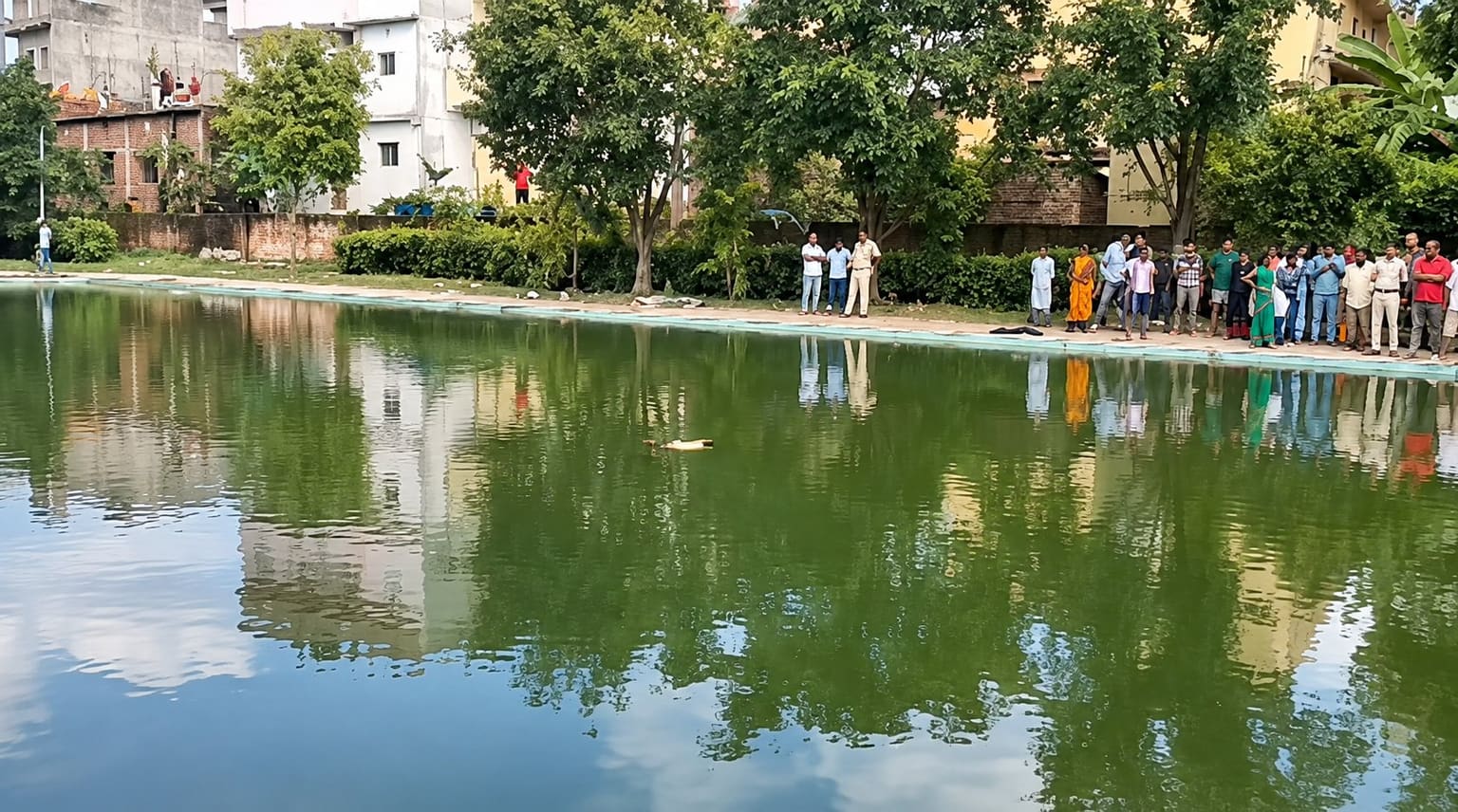 रांची: डिस्टलरी पार्क तालाब में डूबा 50 वर्षीय व्यक्ति, NDRF की देरी पर परिजनों का हंगामा, घंटों सड़क रहा जाम
