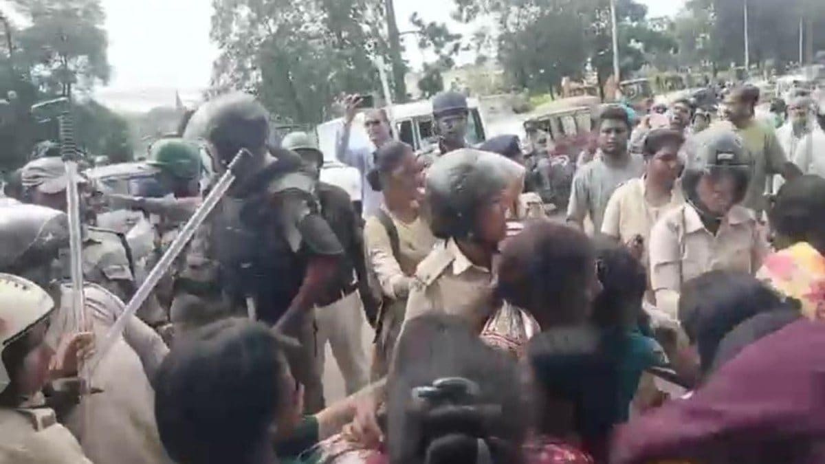 रांची में अतिक्रमण हटाने पहुंचा बुलडोजर तो मचा बवाल, घर टूटते देख सड़क पर उतरे लोग, हुआ लाठीचार्ज