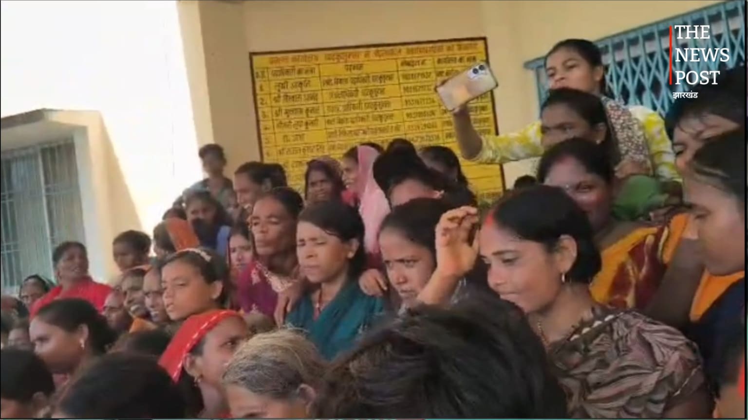 शेखपुरा के घाट कुसुंभा को बाढ़ प्रभावित क्षेत्र घोषित करने की मांग, महिलाओं ने प्रखंड कार्यालय में जड़ा ताला
