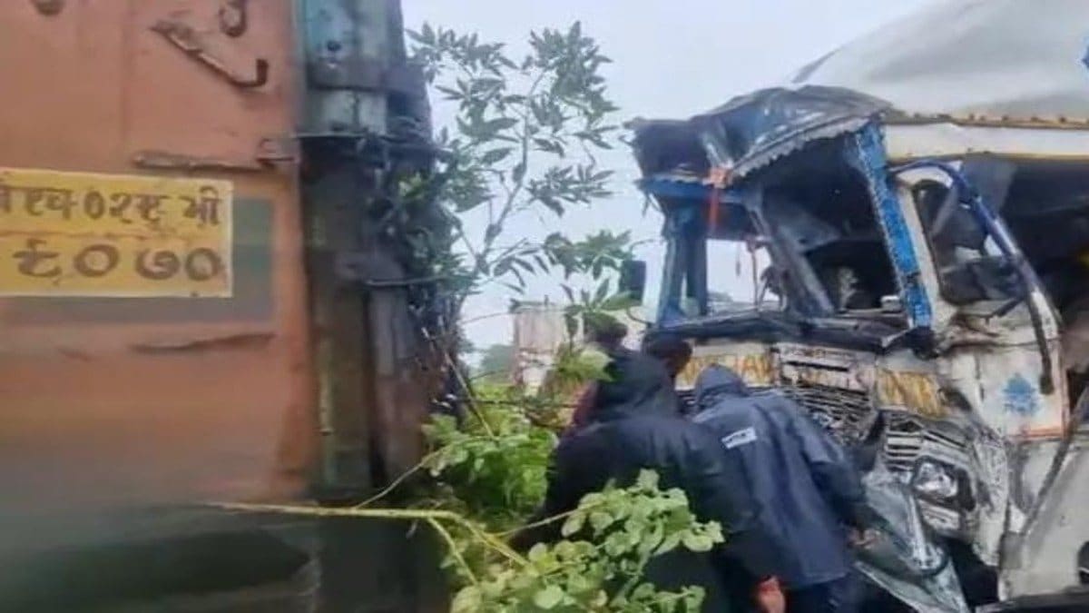 रांची: तमाड़ में तीन ट्रकों की भिड़ंत, छह घंटे तक केबिन में फंसा रहा चालक