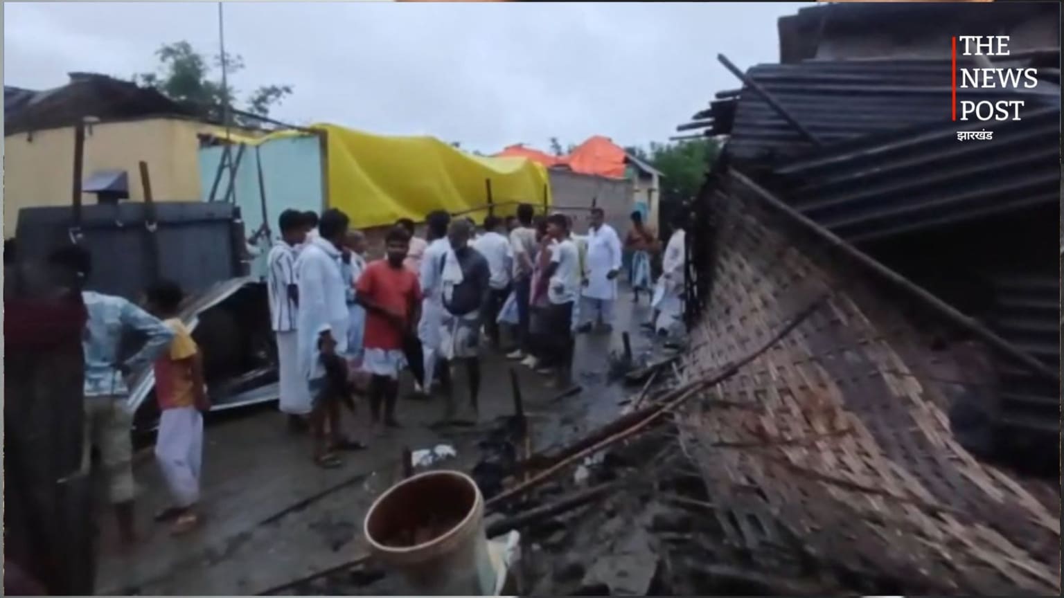 पूर्णिया के मालोपाड़ा में चक्रवाती तूफान का कहर, दर्जनों घरों की छप्पड़ उड़ीं