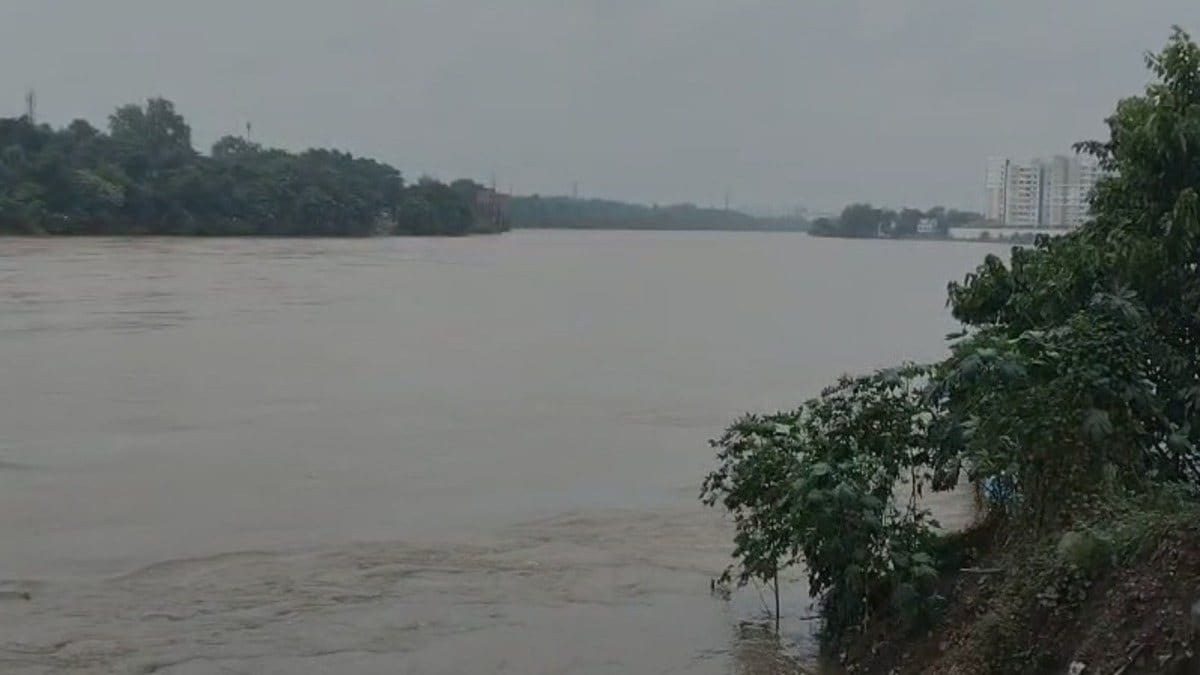 जमशेदपुर में बारिश से बिगड़े हालात, स्वर्णरेखा-खरकाई खतरे के निशान के पार, स्कूल बंद