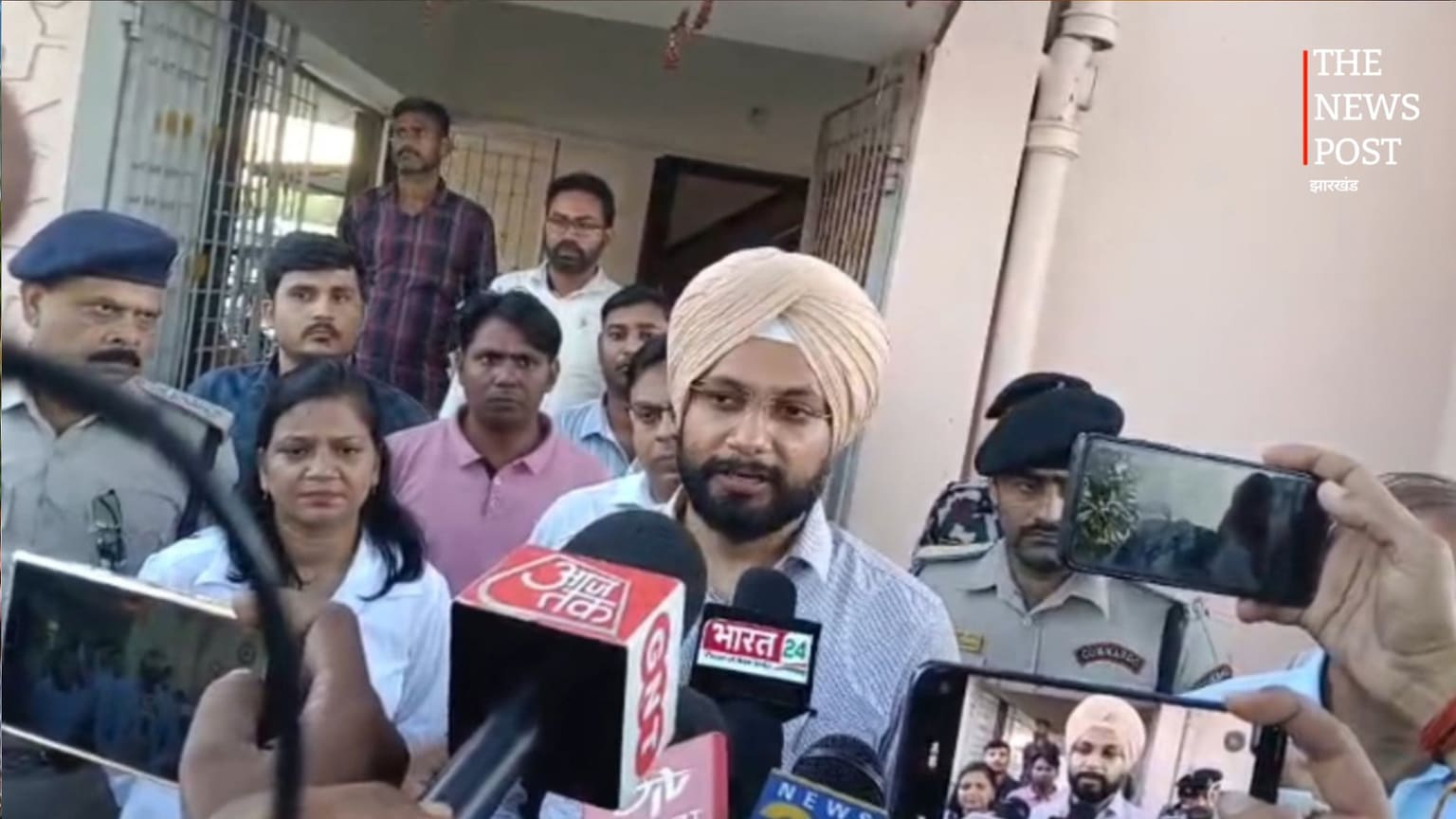 बगहा में गंडक की बाढ़ से बिगड़े हालात, घरों में घुसा पानी, ऊंचे स्थानों पर जाने को मजबूर लोग