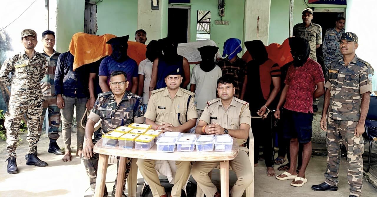 देवघर:कस्टमर केयर बन कर उड़ा रहे थे पैसा, पुलिस ने 16 साइबर अपराधियों को किया गिरफ्तार