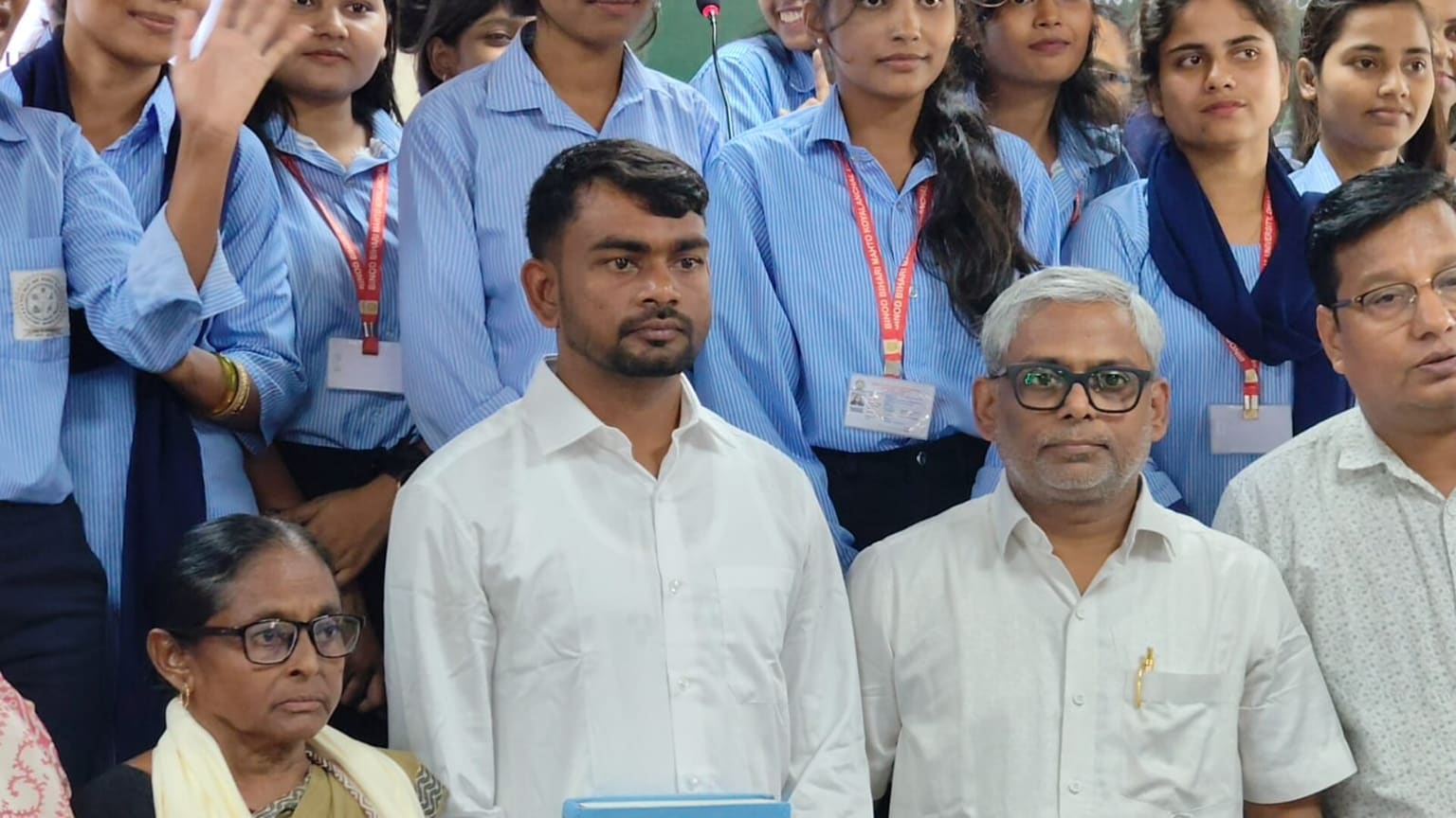 झारखंड का "टूअर गीदर" पहले बना विधायक, अब हुआ पीएचडी धारी, पढ़िए इस संघर्ष की कहानी