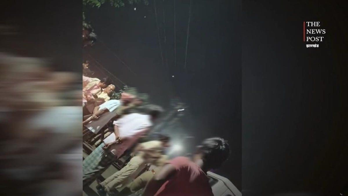 खाकी शर्मसार ! न्याय की गुहार लगाने ससुराल पहुंची महिला को पुलिस ने बाल पकड़कर घसीटा, मारपीट का वीडियो वायरल