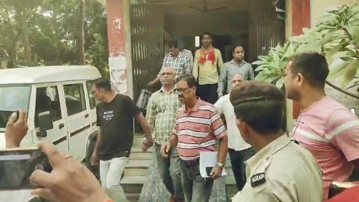 बेगूसराय सेल टैक्स ऑफिस में निगरानी की बड़ी कार्रवाई, ₹25 हजार रिश्वत लेते कमिश्नर और डाटा ऑपरेटर गिरफ्तार