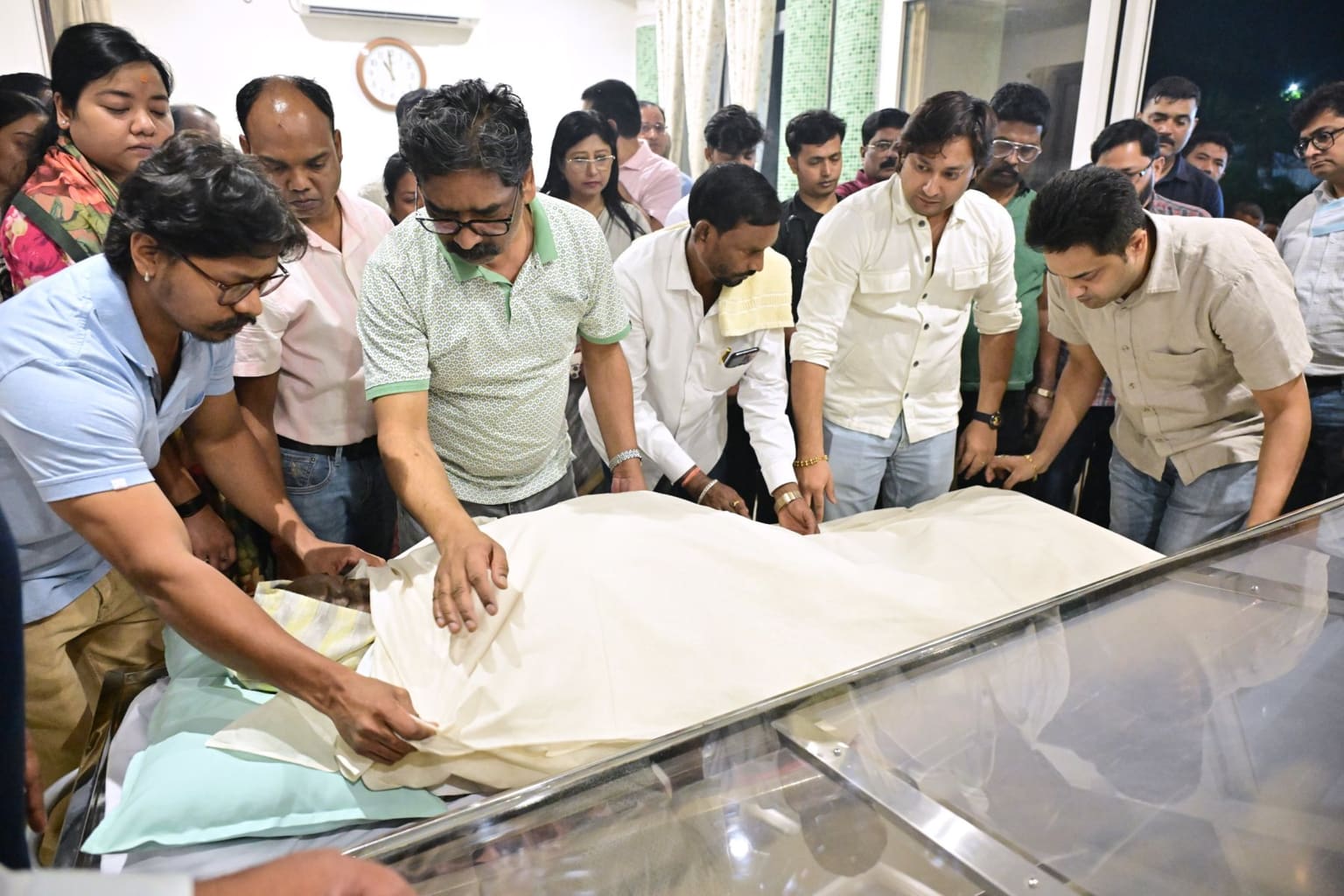 श्रद्धांजलि : पहले पिता का साया उठा..अब मां का आंचल भी छूट गया ! हेमंत सोरेन ने लिखा भावुक पोस्ट , आज नेमरा में अंतिम संस्कार