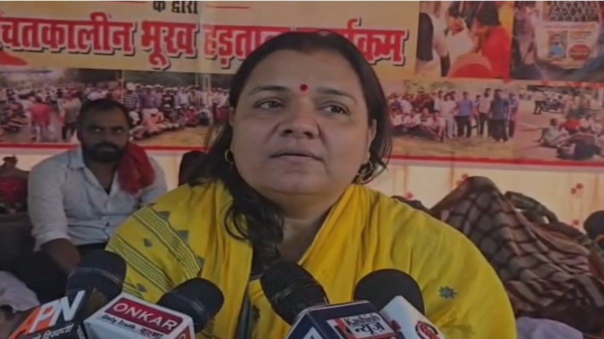 बोकारो: एक तरफ लड़ रहीं विस्थापितों के हक लड़ाई, दूसरी तरफ मां दुर्गा की आराधना करते नजर आई विधायक श्वेता सिंह