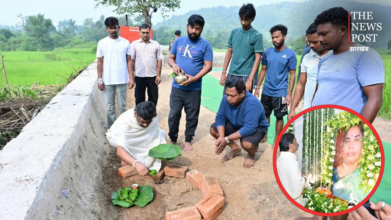 मां की स्मृति में भावुक हुए हेमंत सोरेन, नेमरा में निभाई श्राद्ध-कर्म की रस्म