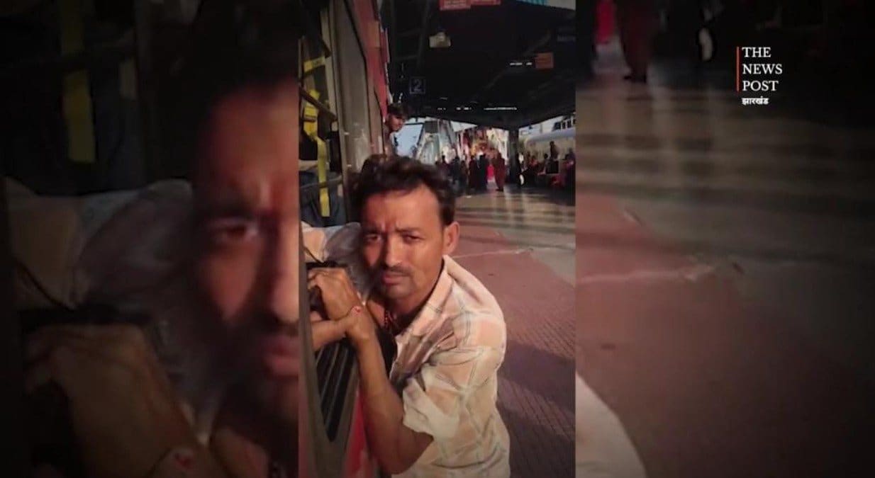 झपट्टामार को चलती ट्रेन से फोन छीनना पड़ा भारी, यात्रियों ने हाथ पकड़कर दूर तक घसीटा! वीडियो वायरल