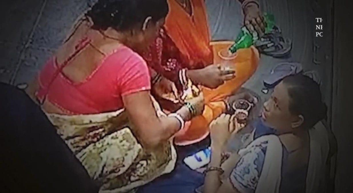 सरकारी अस्पताल की सीढ़ियों पर ही सजी महफ़िल और छलकने लगा जाम, महिला सफाईकर्मी का वीडियो वायरल