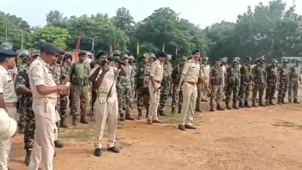 दुर्गा पूजा को लेकर हाई अलर्ट पर गढ़वा पुलिस, अभेद सुरक्षा कवच में रहेगा पूरा जिला