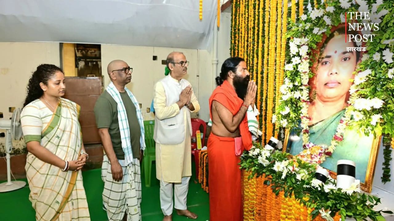 सीएम हेमंत के पैतृक गांव नेमरा पहुंचे बाबा रामदेव, रूपी सोरेन को दी श्रद्धांजलि