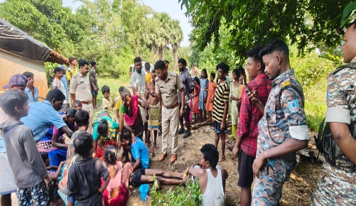 मामूली विवाद में हत्या के बाद दुमका में बवाल, ग्रामीणों ने आरोपी की पेड़ से बांधकर की पिटाई