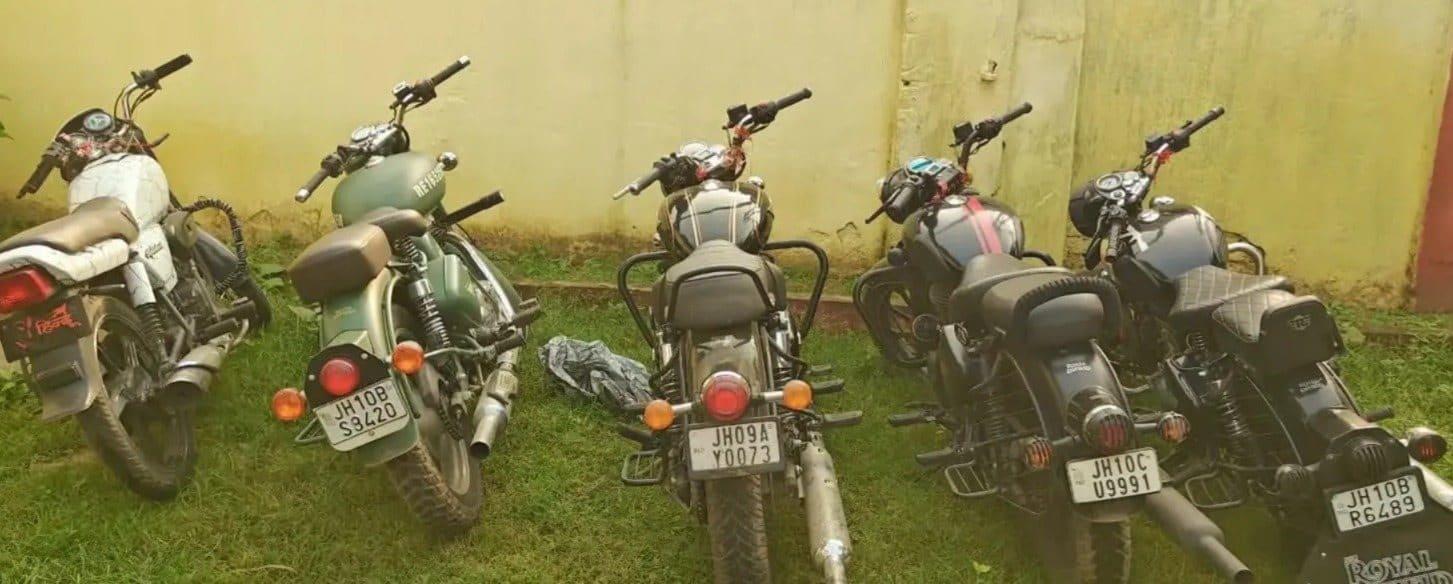 कतरास में मनबढ़ू युवकों पर गिरी पुलिस की गाज, मोडिफाइड साइलेंसर लगाकर स्टंटबाजी का आरोप
