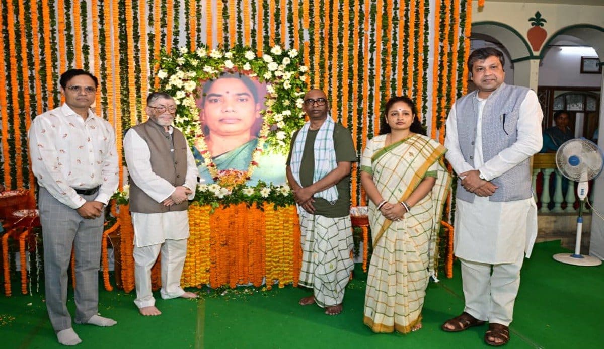 नेमरा में उमड़ा जनसैलाब, रूपी सोरेन को श्रद्धांजलि देने पहुंचे राज्यपाल संतोष गंगवार