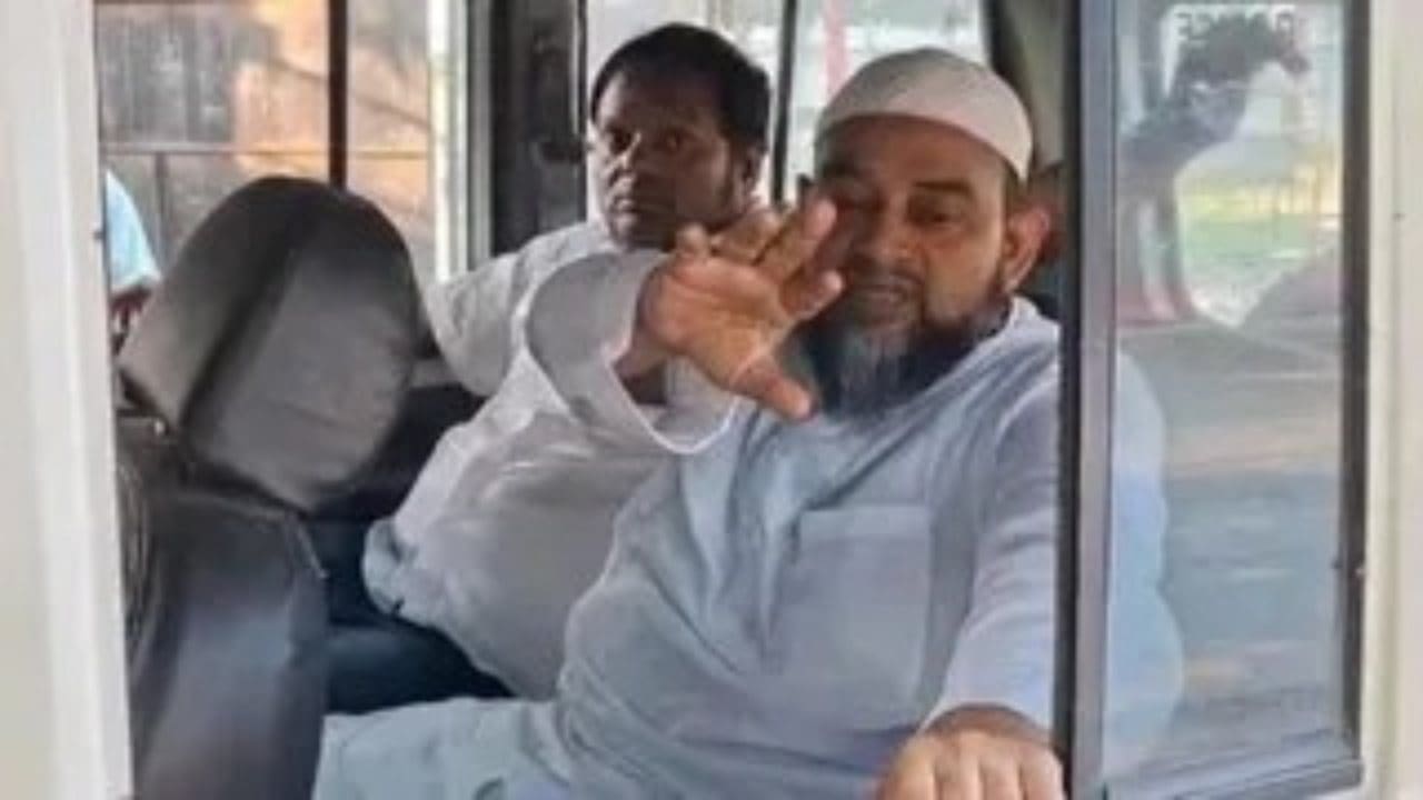 बिहार: मोटी रकम वसूल डंकी रूट से भेजते थे विदेश, पाकिस्तानी कनेक्शन के आरोप में AIMIM नेता गिरफ्तार