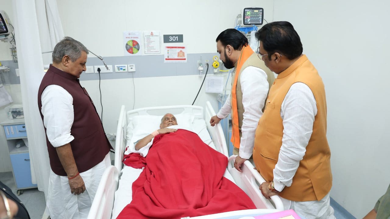 जदयू एमएलसी उम्मीदवार नीरज कुमार से मुलाकात करने अस्पताल पहुंचे सीएम सम्राट, डिप्टी सीएम भी साथ थे मौजूद