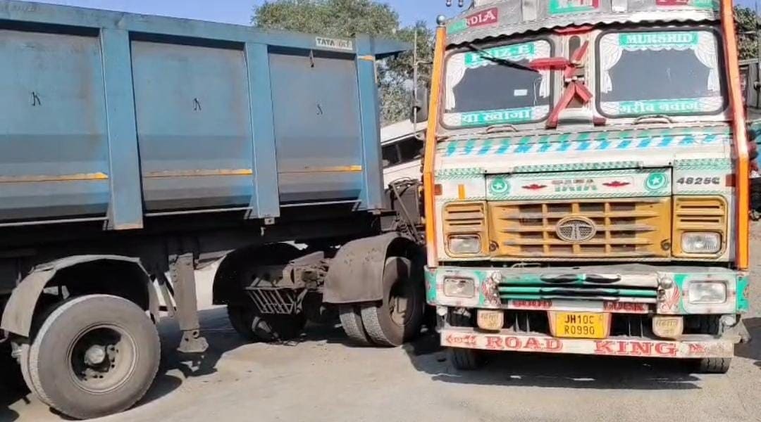 हिरणपुर–पाकुड़ सड़क पर बड़ा हादसा, खड़े ट्रक में घुसा डंपर, चालक घायल