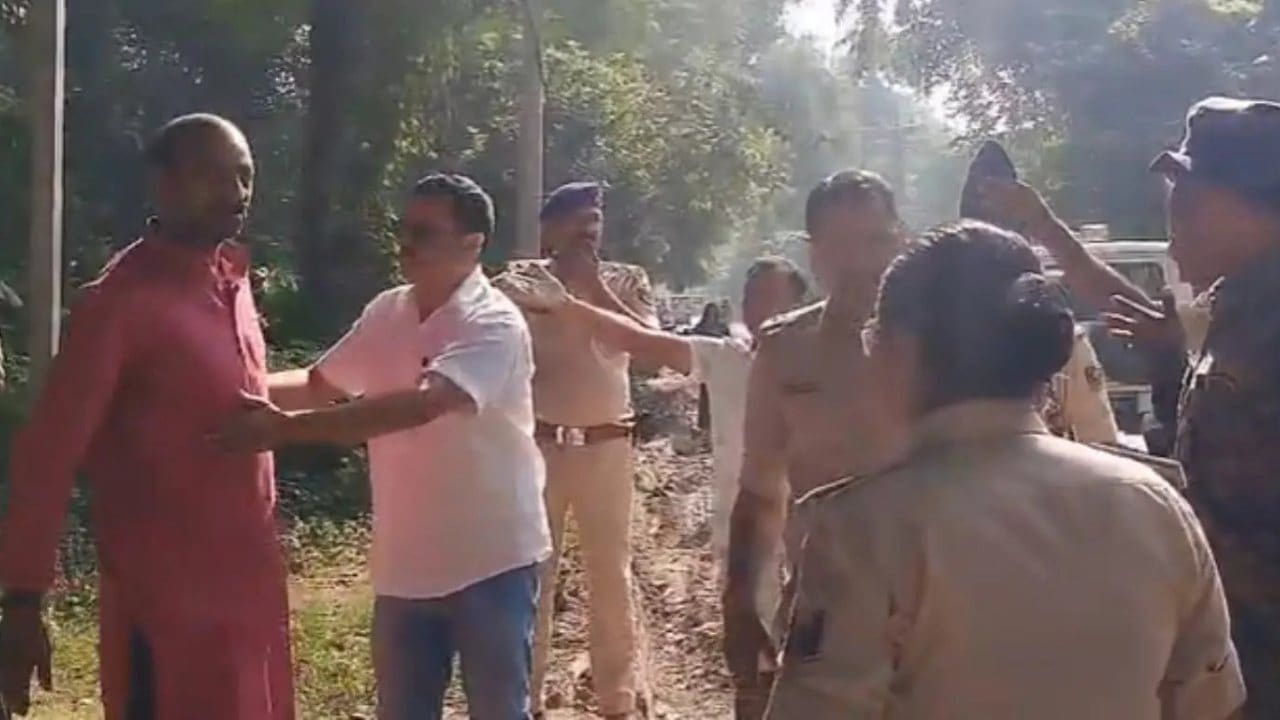 मोकामा में मतदान के बीच भिड़े अनंत सिंह और नीरज कुमार के समर्थक, पुलिस ने 6 को लिया हिरासत