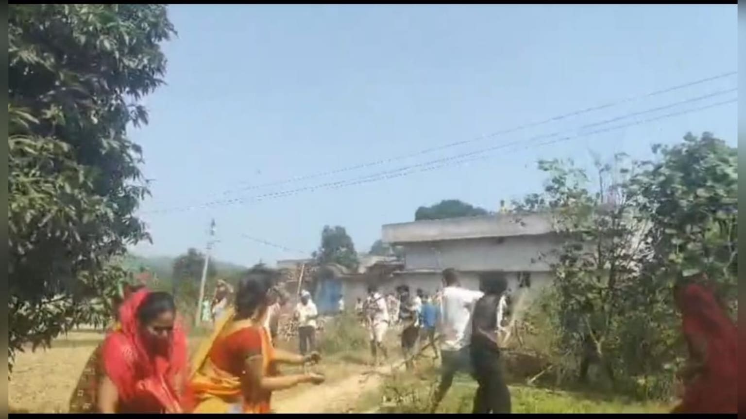 गढ़वा में जमीन विवाद में दो पक्षों के बीच जमकर मारपीट,महिला समेत कई घायल, देखिए वायरल वीडियो 