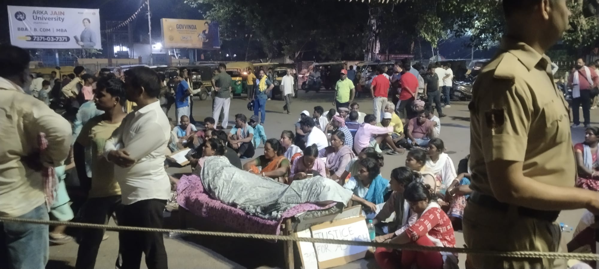 करंट से झुलसे युवक की मौत,मुआवजा की मांग पर प्रदर्शन,पुलिस ने किया लाठीचार्ज