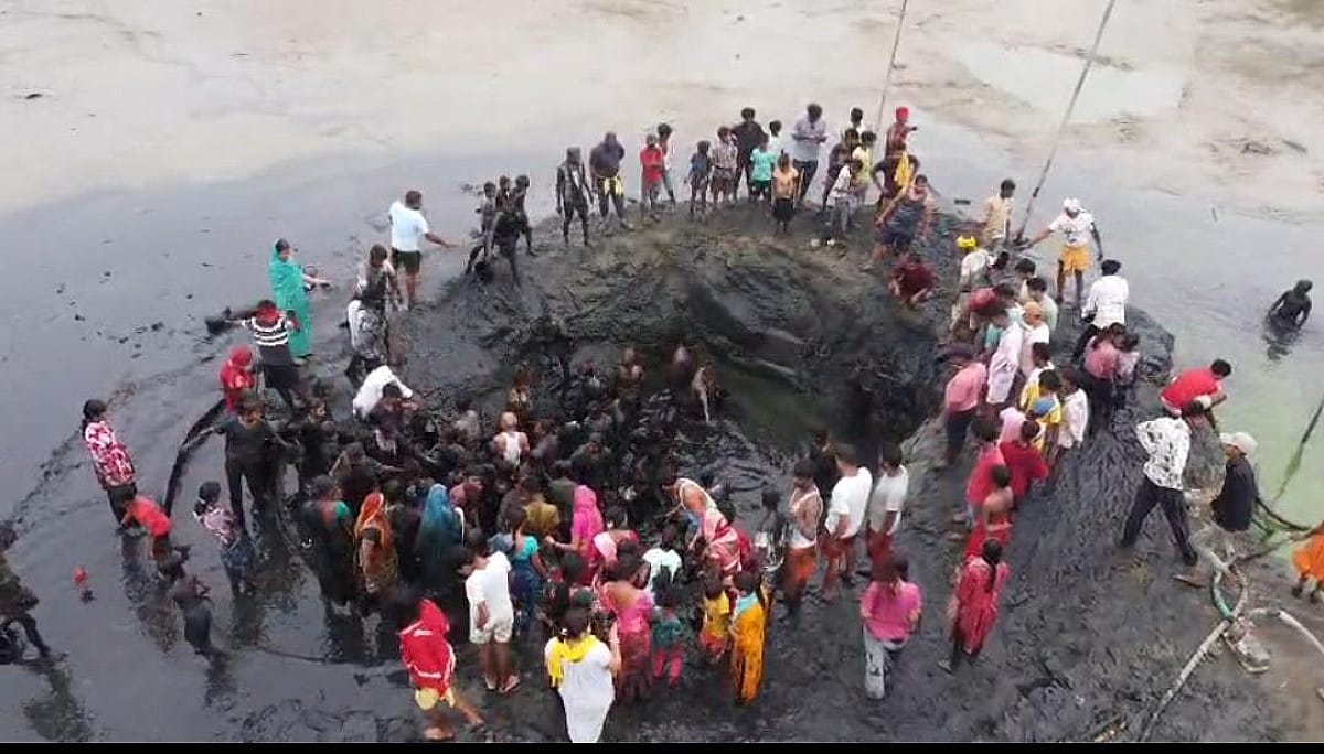 बासुकीनाथ स्थित शिवगंगा में पातालेश्वर महादेव के दर्शन को उमड़ा आस्था का सैलाब, देखिए Video 