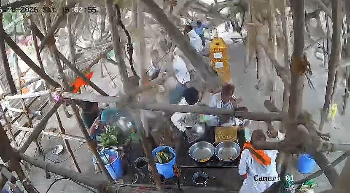 BREAKING: महाराष्ट्र के मंदिर में बड़ा हादसा, छत गिरने से मलबे में दबे कई श्रद्धालु