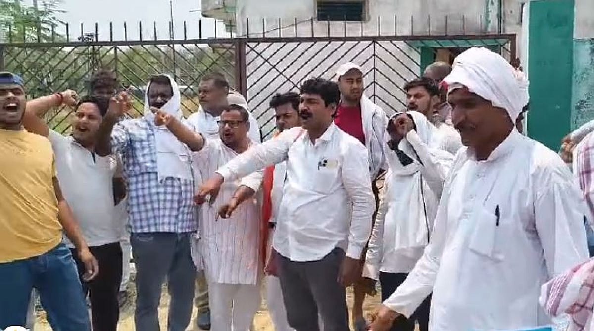 लालटेन युग में पलामू की बिजली व्यवस्था,हैदरनगर में बिजली विभाग के खिलाफ फूटा गुस्सा,जमकर हुआ हंगामा    