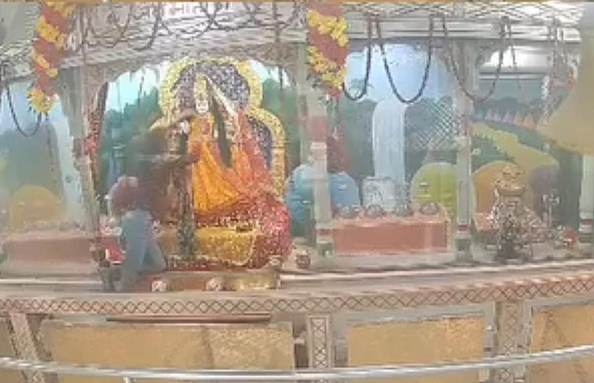 घोर कलयुग! थावे के बाद अब सीवान के इस दुर्गा मंदिर में चोरी, सोने का हार ले गई महिला, देखिए CCTV 