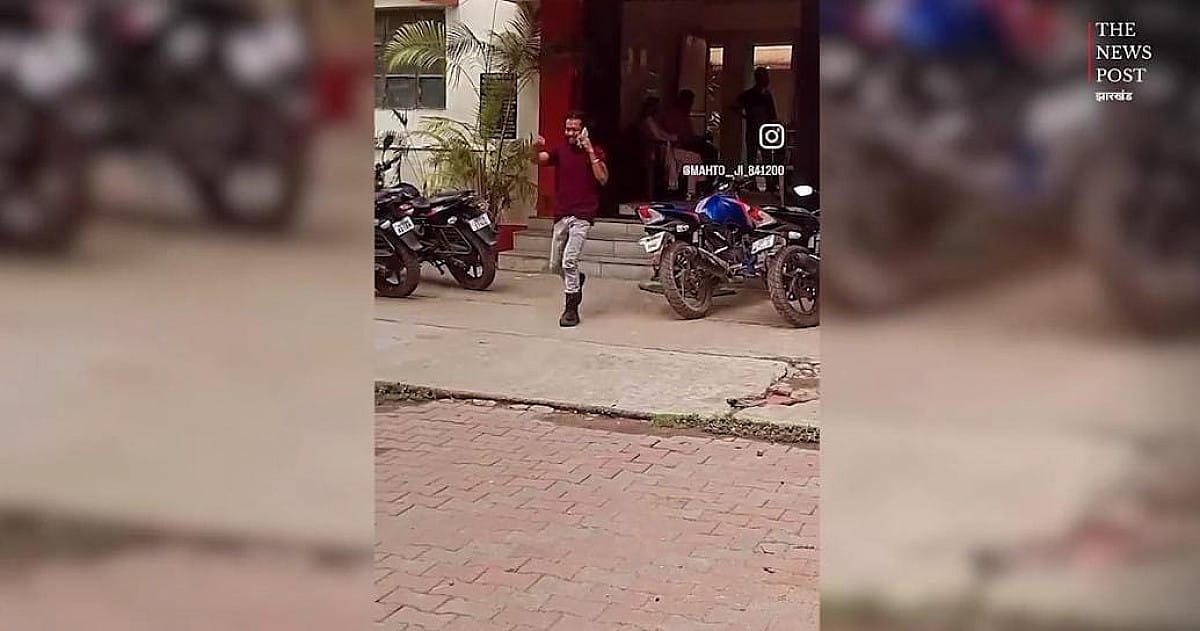 रांची : थाने में रंगबाज़ी का रील बना रहा था युवक, वर्दी वालों ने निकाल दी हेकड़ी, देखें वीडियो