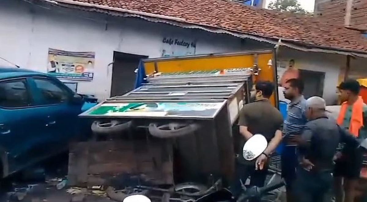 कोडरमा में अनियंत्रित कार ठेले से टकराई, कई लोग बाल-बाल बचे