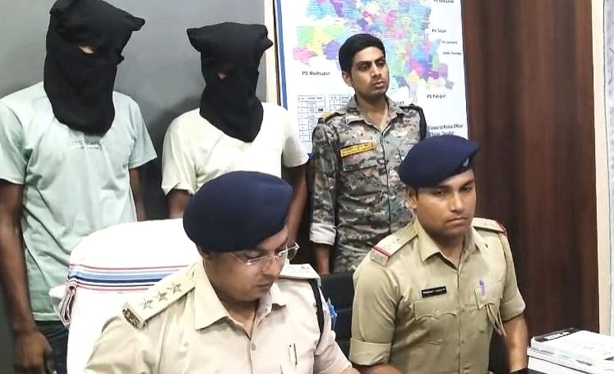 देवघर में लुटेरों पर पुलिस का शिकंजा, टोटो लूटकांड के दो आरोपी गिरफ्तार