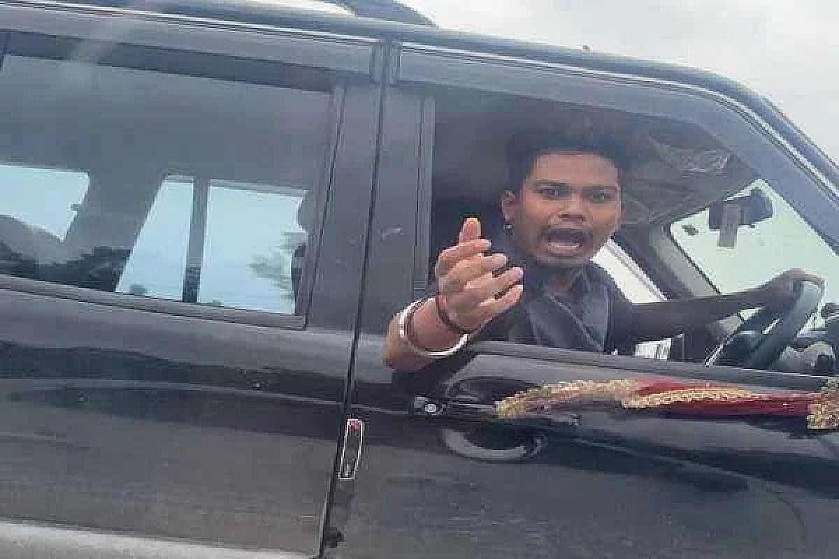 काली Scorpio ने हाइवे पर मचाया उत्पात, लड़कियों की कार को मारी टक्कर, वीडियो हुआ वायरल