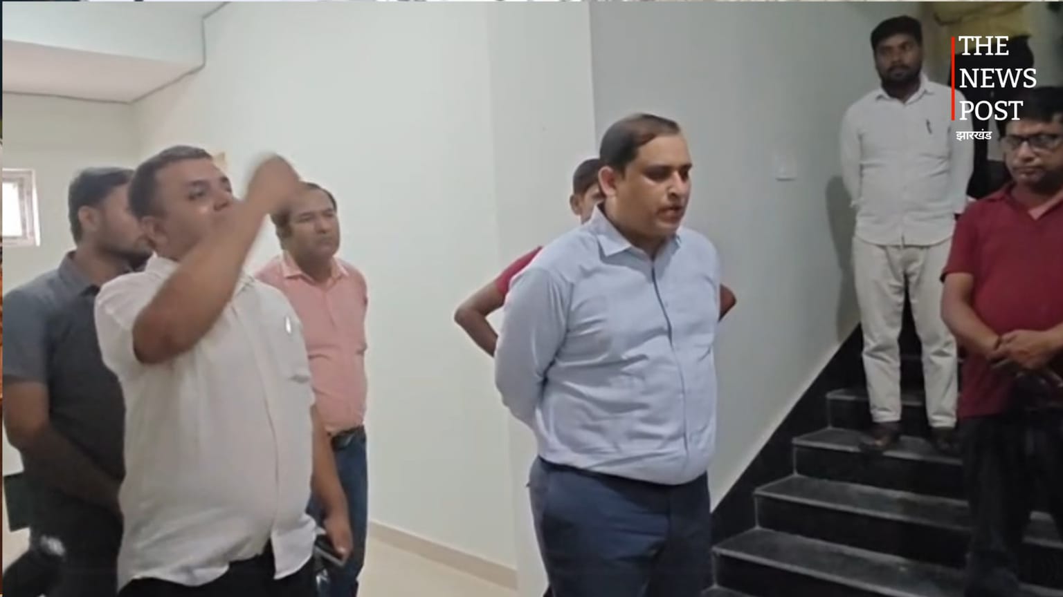 DEO कार्यालय में शिक्षिका पति की संदिग्ध मौत: CCTV फुटेज से सामने आई पूरी घटनाक्रम की तस्वीर