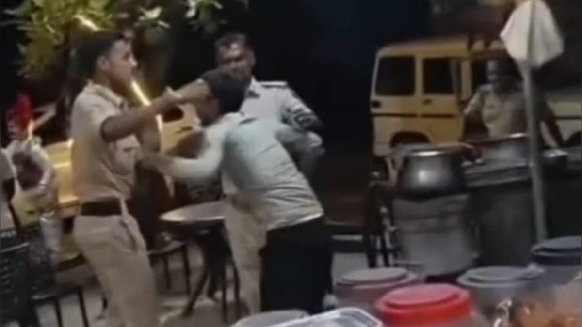 पुलिस हैं तो किसी को भी मार दीजिएगा...चाय के पैसे मांगने पर युवक की बेरहमी से पिटाई, फिर क्या हुआ पढ़िये