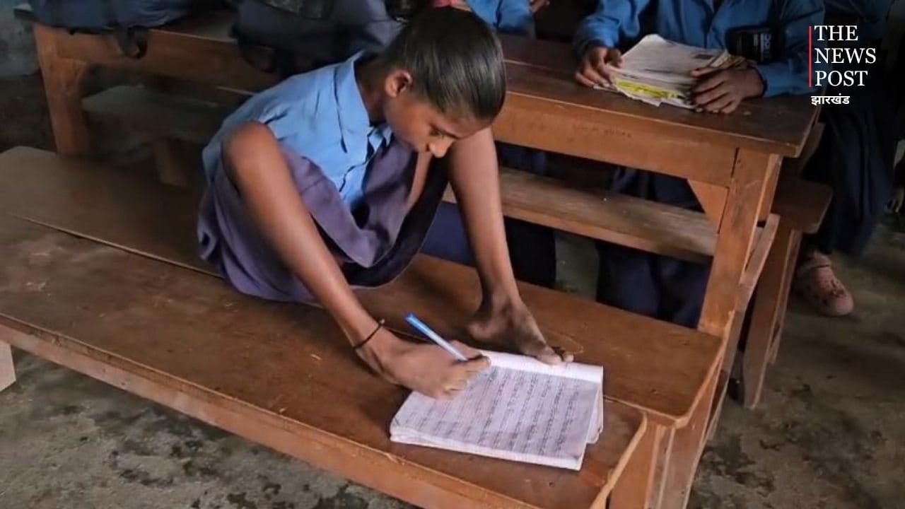 शाबाश बेटा ! भगवान ने नहीं दिए दोनों हाथ, लेकिन नहीं हारी हिम्मत, देखिए कैसे पैरों से लिख रही किस्मत