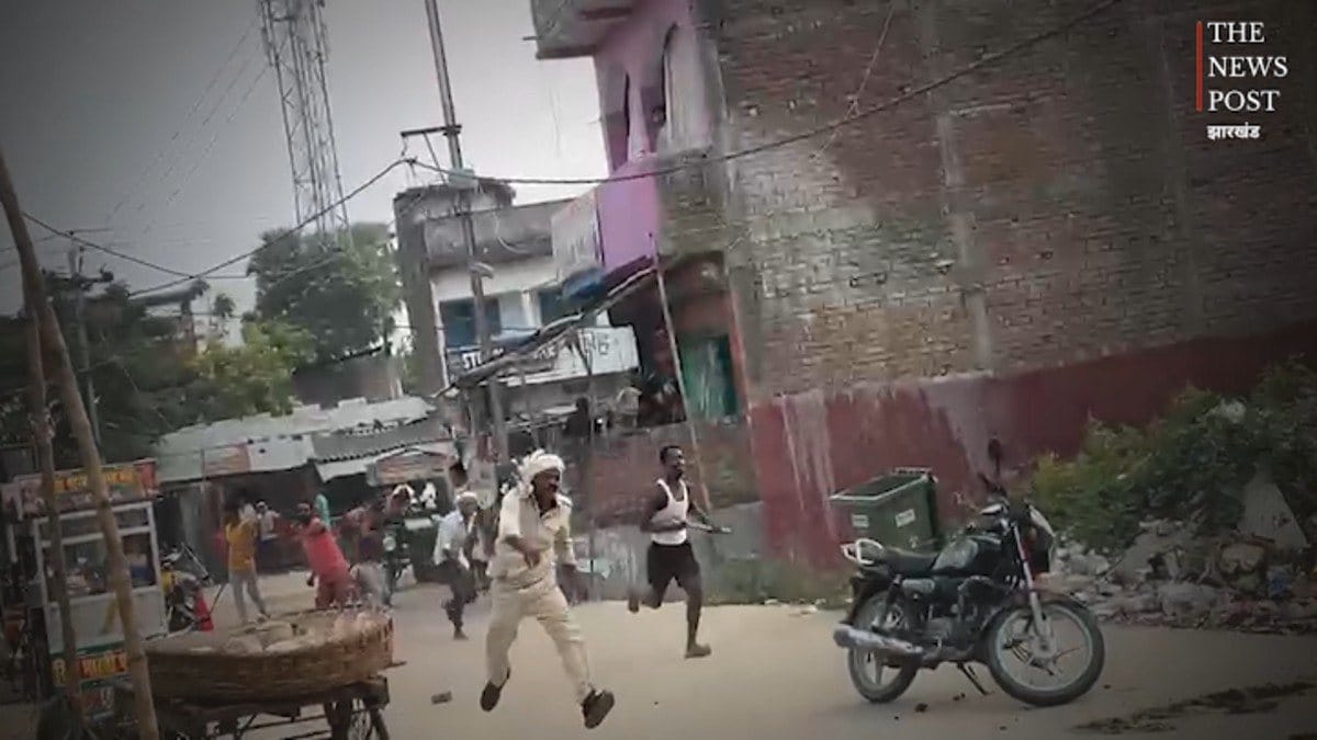 हाजीपुर में पुलिस पर पथराव कर आरोपी को छुड़ा ले गई भीड़, चौकीदार के घर फायरिंग, देखिए Video