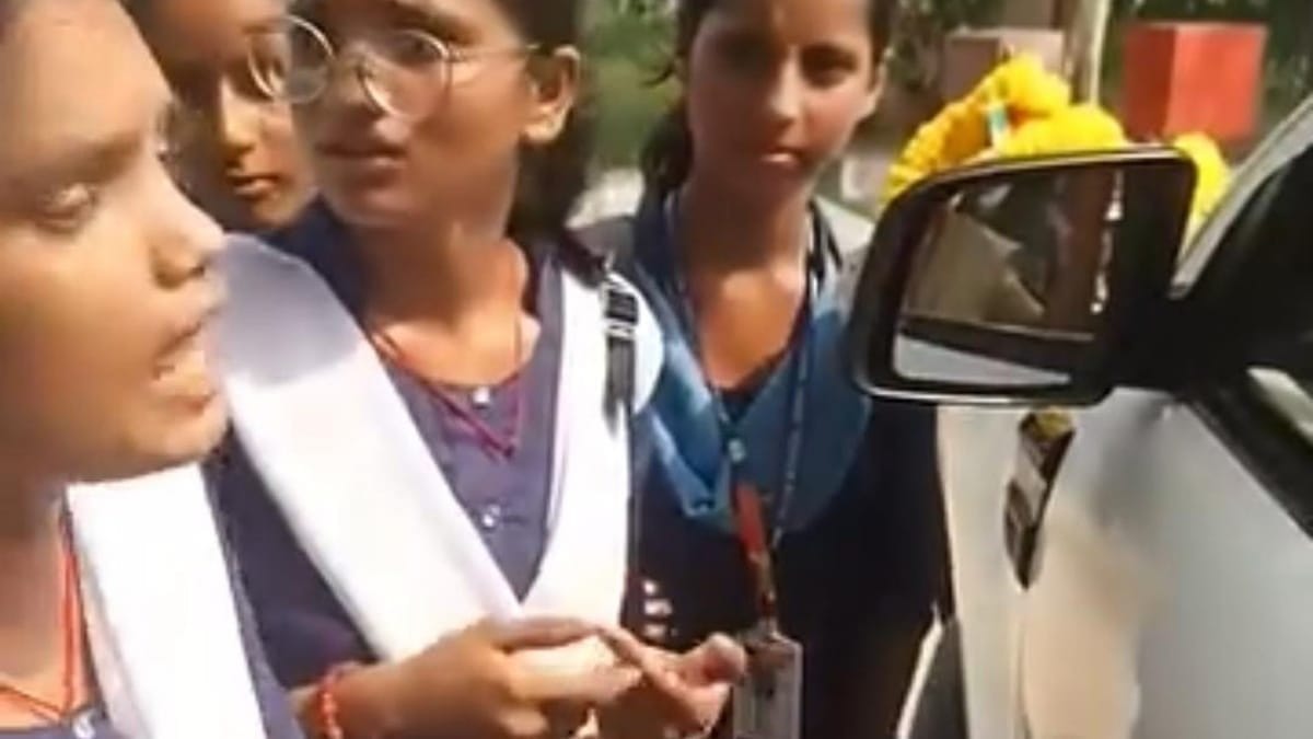 सुनिए विधायक जी! स्कूल में पढ़ाई नहीं होती, छात्राओं ने गाड़ी रोककर बताई हकीकत, देखिए क्या मिला जवाब