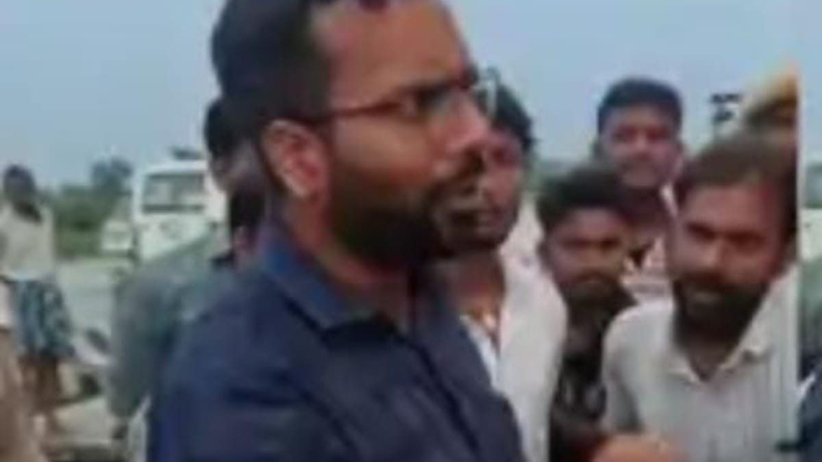 बिहार के बदतमीज CO साहब! प्रदर्शन कर रहे लोगों को शांत कराने की जगह करने लगे गाली-गलौज, फिर जो हुआ देखिए
