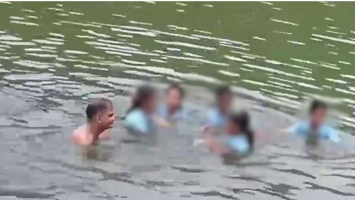 मास्टर साहब लड़कियों के साथ नग्न होकर कर रहे थे तैराकी, वायरल वीडियो से मचा बवाल